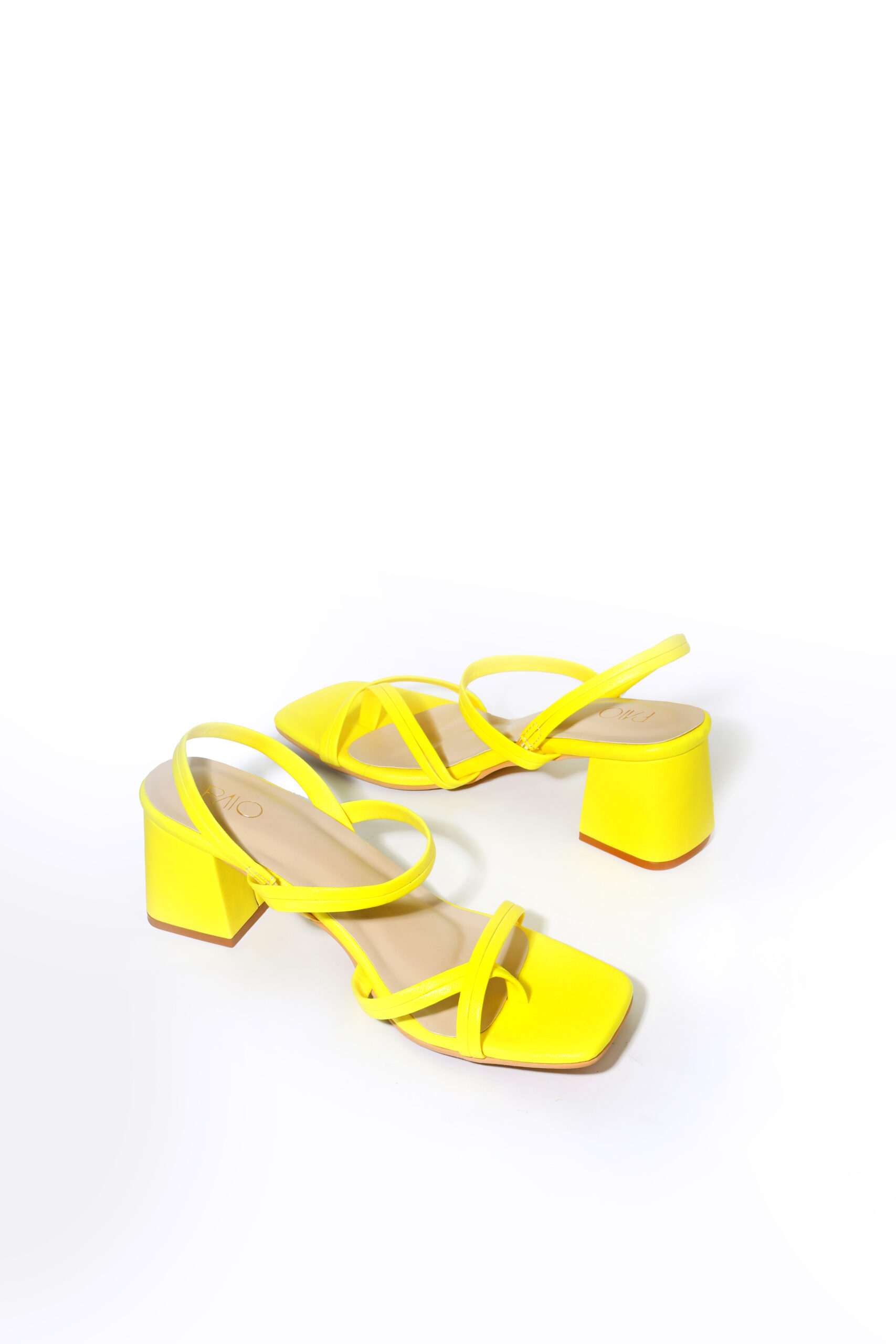paio yellow heels