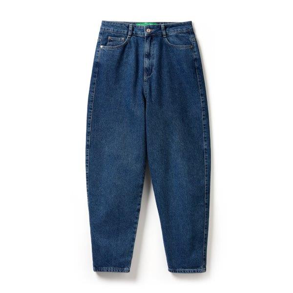 Comfortable, relaxed, carrot fit denims by United Colors of Benetton
