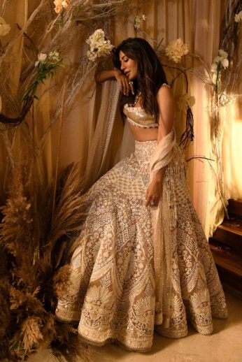 Actor Chitrangda Singh as the Showstopper for Designer Reynu Taandon at FDCI ICW 2021 (2) (1)