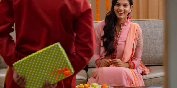 This Raksha Bandhan, Surprise Your Sister with Perfect Jewellery – Gifting Options by Kalyan Jewellers